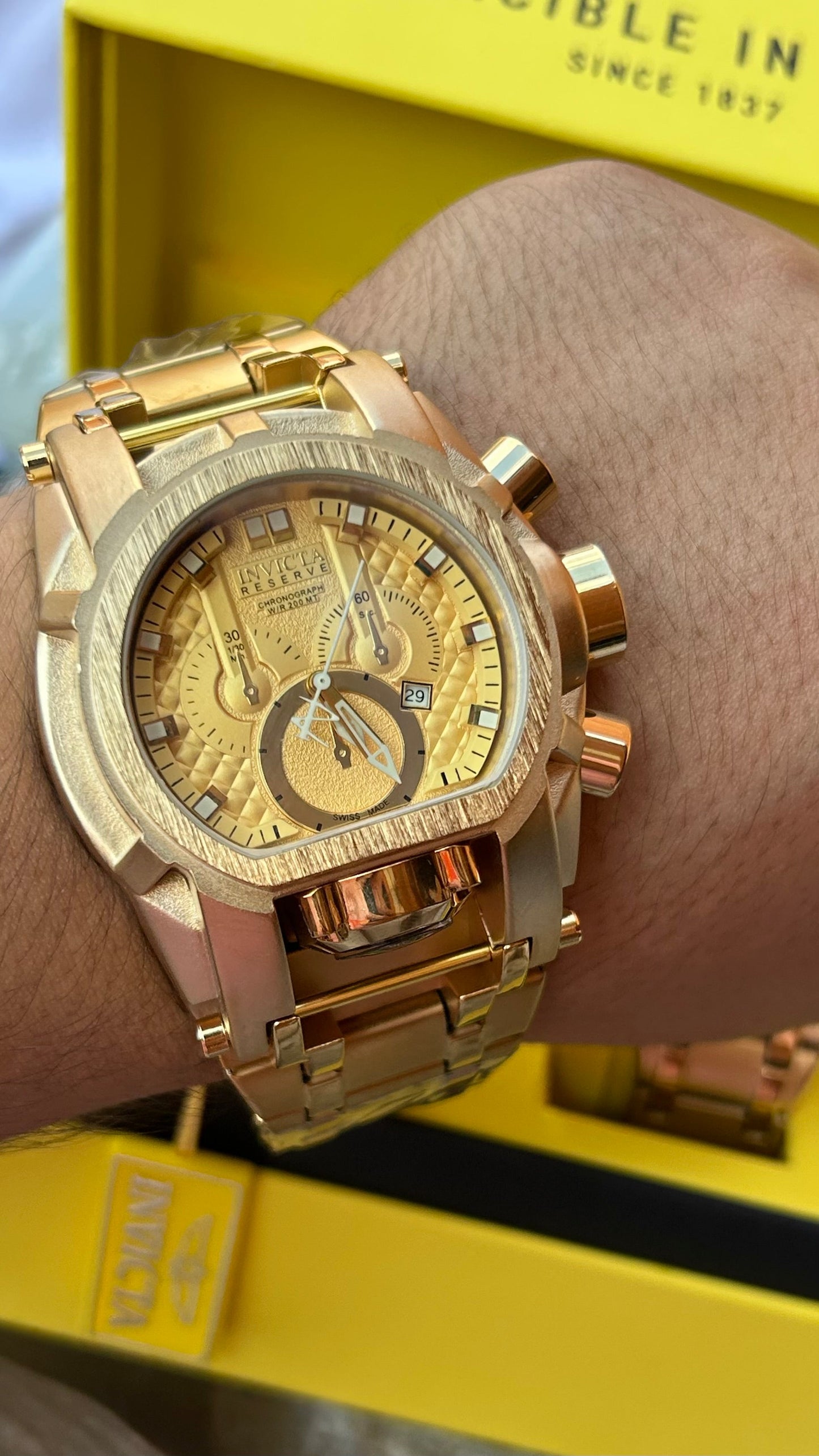 INVICTA BOLT ACERO PARA DAMA FONDO DORADO REF-DD