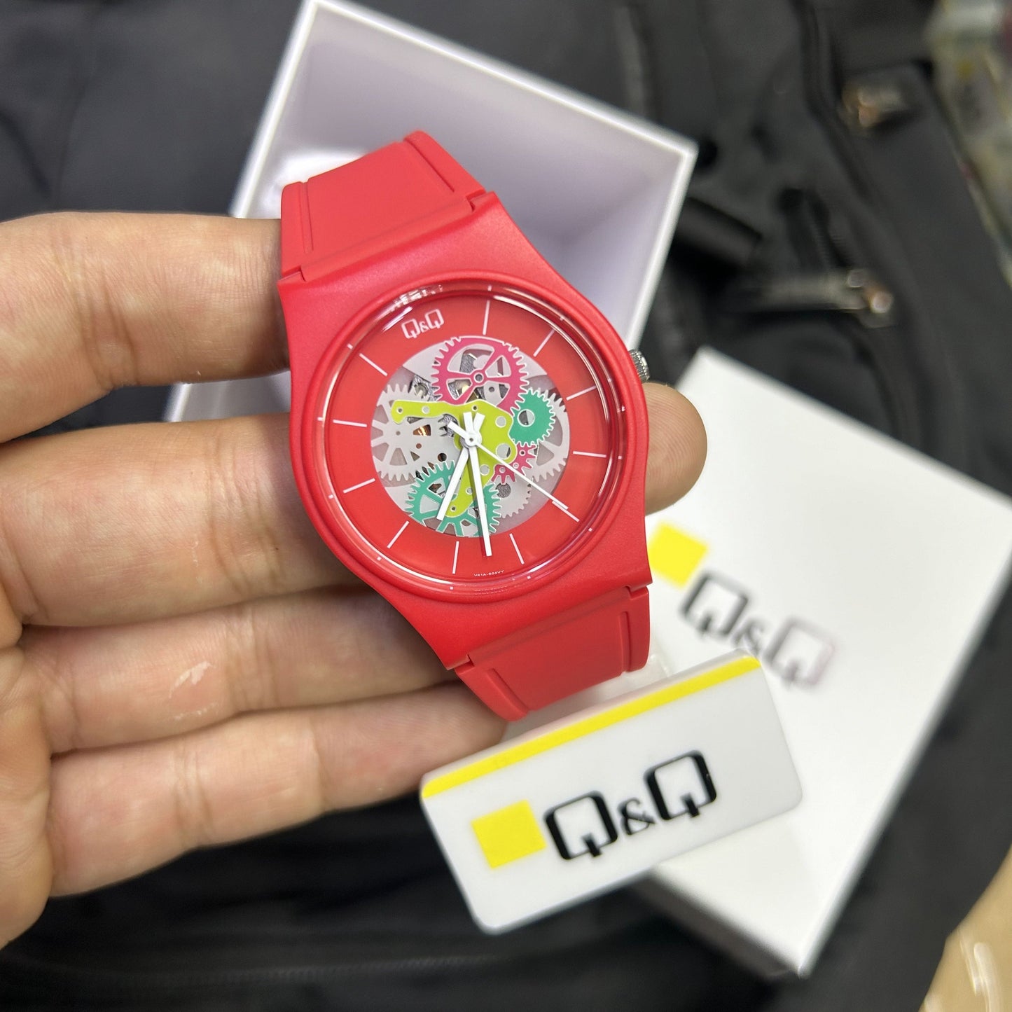 QyQ  TIPO SWATCH  UNISEX UN HOMBRE Y DAMA ORIGINAL REF-V41A-504VY