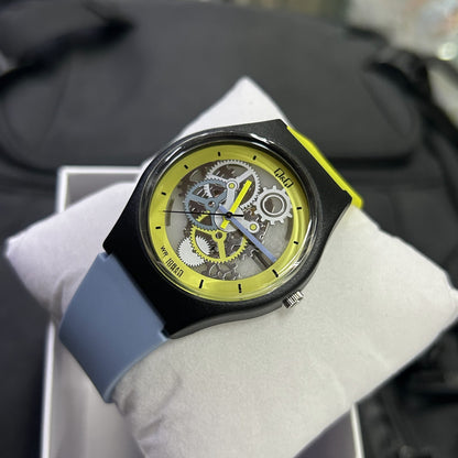 QyQ  TIPO SWATCH  UNISEX UN HOMBRE Y DAMA ORIGINAL REF-V39A-508VY