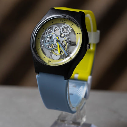 QyQ  TIPO SWATCH  UNISEX UN HOMBRE Y DAMA ORIGINAL REF-V39A-508VY