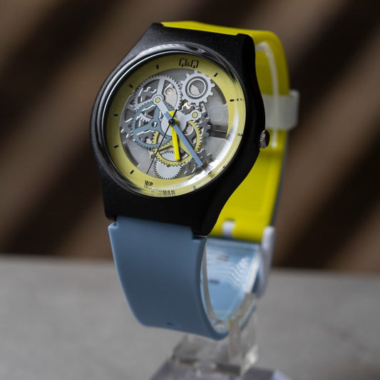 QyQ  TIPO SWATCH  UNISEX UN HOMBRE Y DAMA ORIGINAL REF-V39A-508VY